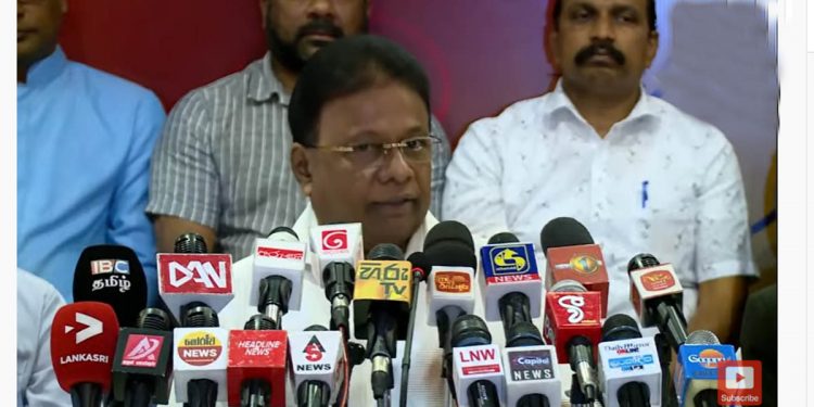 ආණ්ඩුවෙන් ගැලවුණු ඩලස්-ජී.එල්. ඇතුලු 11ක කණ්ඩායම විශේෂ මාධ්ය හමුවක් පවත්වයි! ආණ්ඩුවෙන් එළියට බහින්න ගත් තීන්දුවට බලපෑ හේතු කියයි! (LIVE VIDEO)