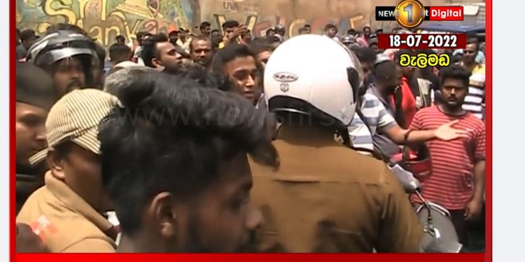වැලිමඩට අද තෙල් එයි! තිබ්බ ‌පෝලිම එකපාරටම පෝලිම් හය හතක් වෙයි! පොලිසිය ගුටි දී තරුණයන් අත්අඩංගුවට ගනියි! (VIDEO)