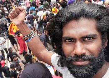 සිවිල් පිට ආපු 6 දෙනෙක් කොටුවේ විරෝධයකට සහභාගී වී බස් එකට නැග්ග අන්තරේ තරුණයකු පැහැරගෙන ගිහින්!