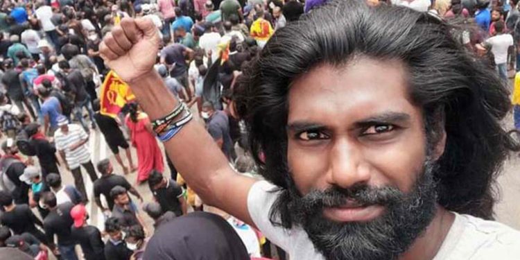 සිවිල් පිට ආපු 6 දෙනෙක් කොටුවේ විරෝධයකට සහභාගී වී බස් එකට නැග්ග අන්තරේ තරුණයකු පැහැරගෙන ගිහින්!