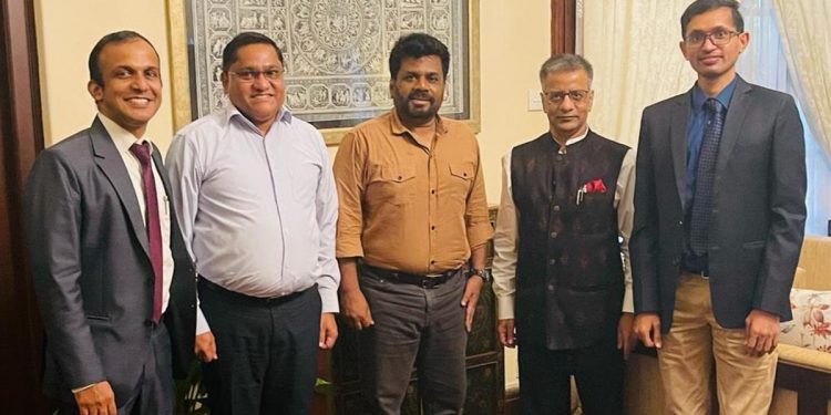ඉන්දීය මහකොමසාරිස්වරයා හමුවන්න ජවිපෙ ඉන්දීය කාර්යාලයටම යයි! ආර්ථිකය ගැන කතා කරයි!
