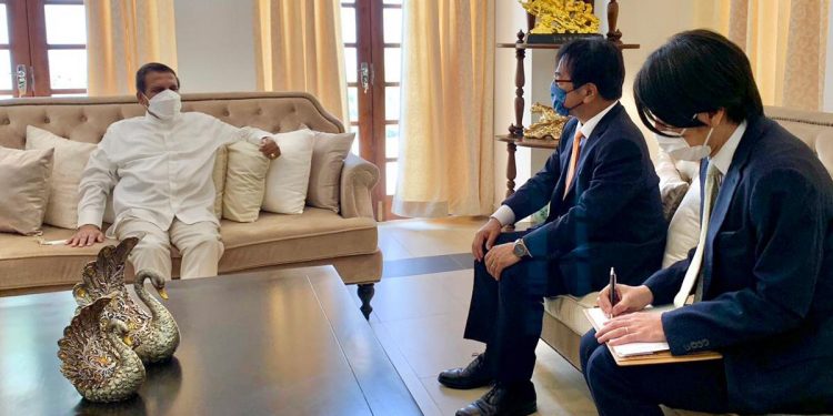 ජාත්යන්තර මොළවලට බැරි වුණාට විපක්ෂයේ නායකයන්ට දිගට හරහට විදෙස් ආධාර ලැබෙයි! සජිත් බෙහෙත් හොයන් ආවාට පස්සේ ජපාන තානාපතිවරයාත් මෛත්රීගේ ගෙදරටම ගිහින් මිලියන 3ක බෙහෙත් ලංකාවට දෙයි! (PHOTO)