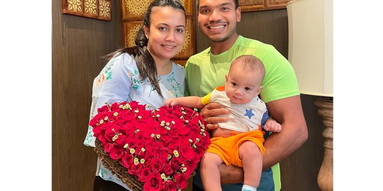 නාමල්ගේ බිරියයි දරුවයි දෙන්නාම අද උදේ ප්‍රංශෙ ගිහින්!