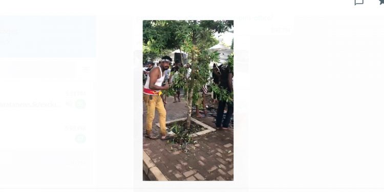 අලුත් සංස්කෘතියක්! අරගලකරුවන් අත්පත් කරගත් අගමැති මැදුර කොනක සිට පිරිසුදු කරයි! එක කොළ කෑල්ලක්වත් බිම නොතියයි! (VIDEO)