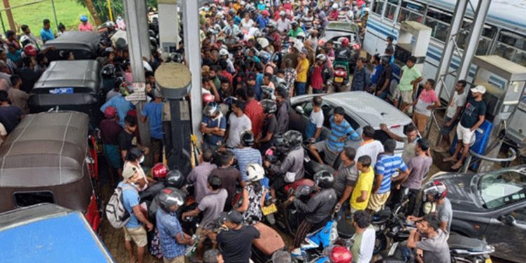අද දවසට තෙල් පෝලිමේ දෙවැනි මරණයත් වාර්තා වෙයි! මතුගම පෝලිමේ තදබදයෙන් සිහි නැතිව වැටිලා!