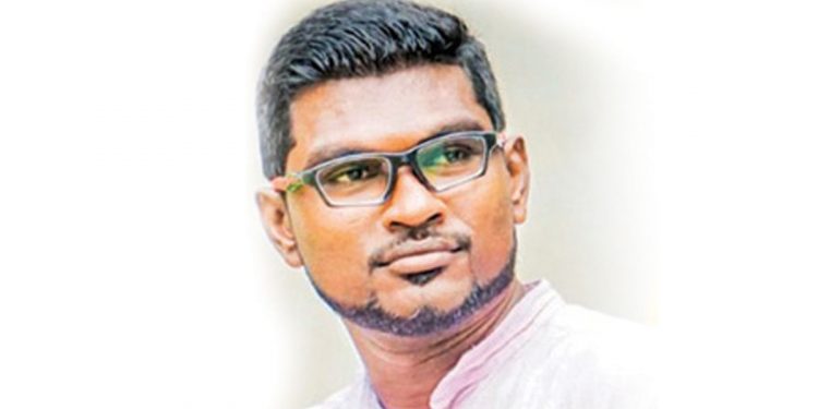 එළියෙ ඉඳන් වීඩියෝ එකක් දාලා ගියේ විනාඩි කීපයයි! ඇතුළට ගිය සමාජ ක්රියාකාරික පැතුම් කර්නර් අත්අඩංගුවට ගනී! (VIDEO)