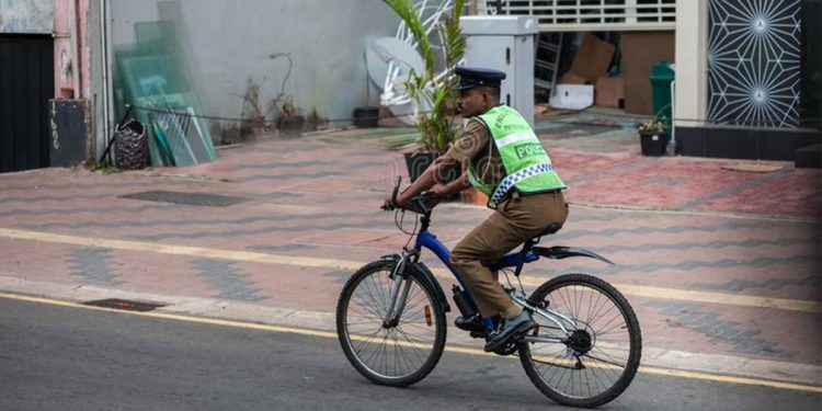 පොලිසියත් බයිසිකලයට බහී!