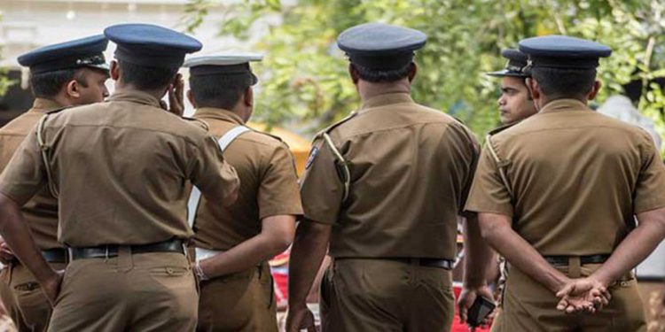 අත්අඩංගුවේ සිටි අරගලකරුවන්ට පොලිසිය පහර දීලා! පැමිණිලි කරන්න එපා කියලා බලපෑම් කරලා! ගෙවල්වලට ගිහින් පැමිණිලි අස්කරගන්න කියලා! මේක හදිසි නීතිය අවභාවිත කිරීමක්!