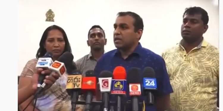 ගොවීන්ට පොහොර දෙන්න ප්‍රමිත ඇතුලු මන්ත්‍රීවරු පිරිසක් මැදිහත් වෙයි! ලංකා ඉතිහාසයේ ලොකුම ලණුව කාබනික වගාවයි! අපි එපා කියද්දි අපේ නායකයො ඒ ලණුව කෑවා! ඒකෙන් ගොවිතැන විනාශ වුණා! (VIDEO)