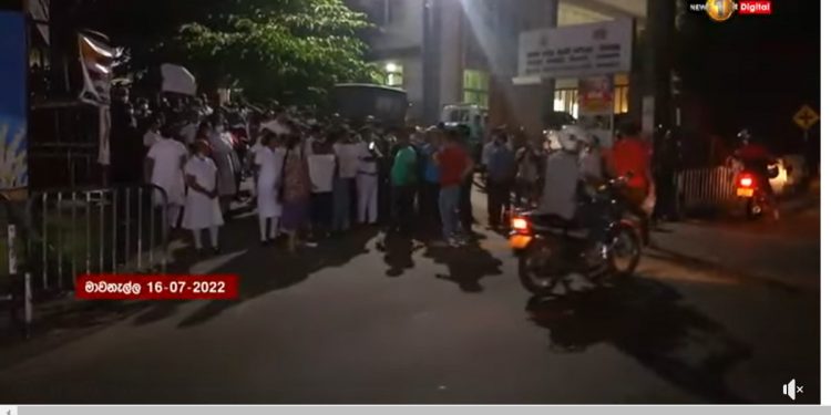 මාවනැල්ල රත්වෙයි! තෙල් ඉල්ලා සෞඛ්‍ය ‌සේවකයන් මහ රෑත් පාරට බැස උද්ඝෝෂණය කරයි! දවලුත් හිටියෙ පාරේ! (VIDEO)