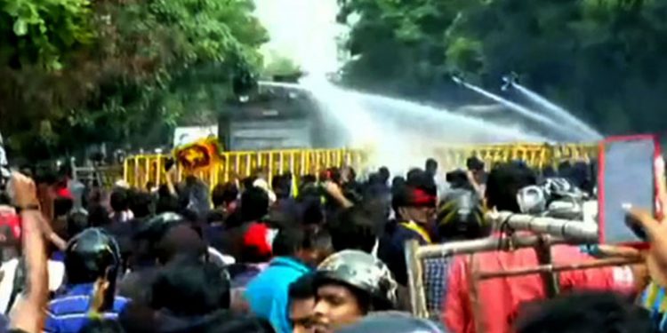 පාර්ලිමේන්තුව ළඟ උද්ඝෝෂණයෙදි නැතිවුණා කියපු හමුදා ගිනි අවිය ඔන්න දියවන්නාවෙන් හම්බවුණාලු!