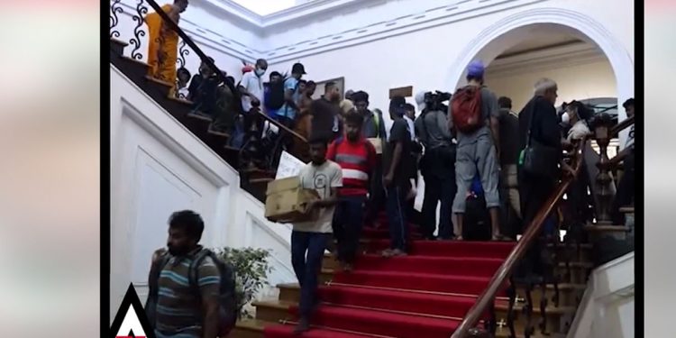 ඔක්කොම අස්පස් කරලා නූලට තිතට තියලා අරගලකරුවන් ජනපති මන්දිරයෙන් අයින් වුණේ මෙහෙමයි! (VIDEO)