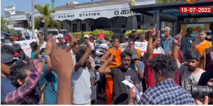 රනිල්ට එරෙහිව සිවිල් සංවිධාන කොටුවේදී විරෝධතාවක! (VIDEO)