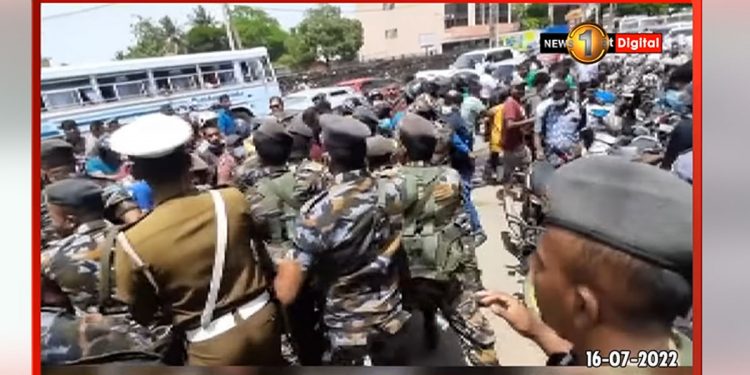 කටුනායක තෙල් පෝලිමකදී ගුවන් හමුදාවයි-සෞඛ්‍ය කාර්ය මණ්ඩලයයි ගැටෙයි! පාරත් වහයි! තුන්දෙනෙකුට තුවාල! (VIDEO)