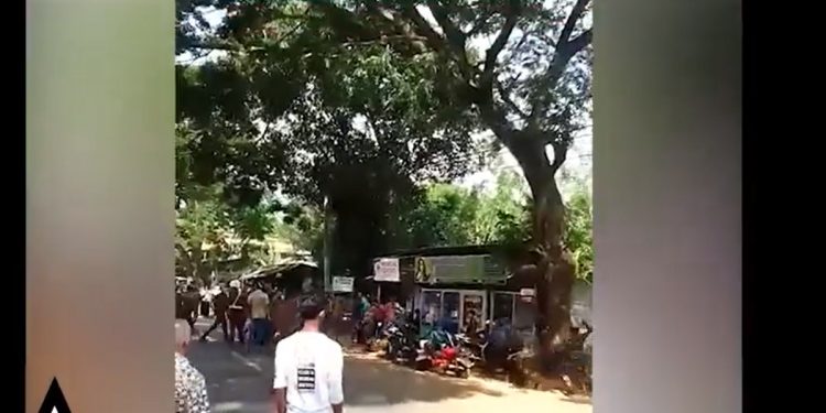 මිද්දෙණියේ තෙල් පෝලිමක සිටි මිනිස්සුන්ට ආරක්ෂක අංශ එළව එළවා පහර දෙයි! අහක හිටපු එවුනුත් ගුටි කාලා! (VIDEO)