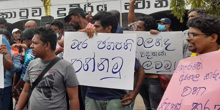 අලුයම ප්‍රහාරයට එරෙහිව උදේම කොටුව ස්ටේෂන් එක ඉදිරිපිට විරෝධයක්!