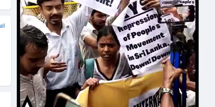 ගෝල්ෆේස් ප්‍රහාරයට එරෙහිව ඉන්දියාවේ ශිෂ්‍ය ව්‍යාපාරයත් නවදිල්ලියේදී පාරට බසී! එක්සත් ජාතීන්ගේ සංවිධානයට සංදේශයක් බාරදෙයි!  එහේ පොලිසියත් පහර දෙයි! (VIDEO)
