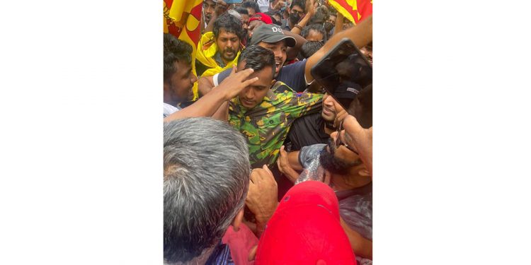 තවත් ආරක්ෂක අංශෙ කොල්ලෙකුත් නිල ඇඳුම පිටින්ම අරගලයට එක්වෙයි! මුලින්ම පොලිස් නිලධාරියෙකුත් ආවා!