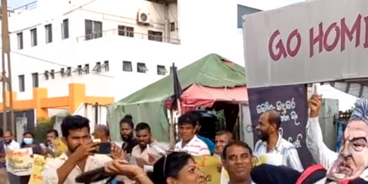 රනිල්ට එරෙහිව රට පුරා විරෝධතා ඇරඹේ! ගාල්ලේ මිනිස්සු ඉස්සෙල්ලාම පාරට බහී! සෙරෙප්පුවලිනුත් ගහයි! (VIDEO)