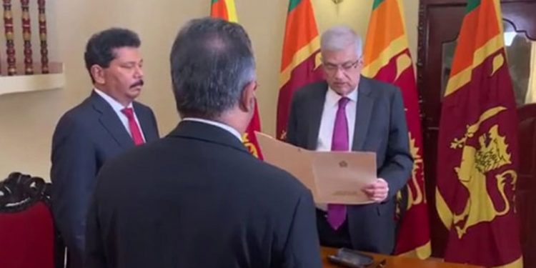 ජනපති ධූරයේ වැඩ බලන්න රනිල් දිවුරුම් දෙයි! (VIDEO)