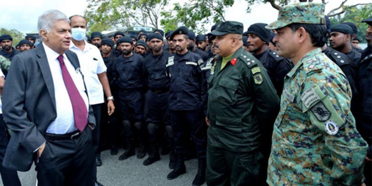 ජනාධිපති වෙලා එළියට එන ගමන් රනිල් හිටිහැටියේ වාහනයෙන් බහී! ආරක්ෂක අංශ සාමාජිකයන් එක්ක කතා කරයි!