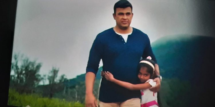 දවස් 553ක් හිරේ හිටපු රන්ජන් එළියට එයි! එළියට එන රන්ජන් කරන්න යන්නේ මොකද්ද? ඉන්නේ කොහේද? රට ඉන්න අක්කා ගාවට යනවාද? රන්ජන්ගේ දොස්තරවරිය පළමුවරට රන්ජන් එළියට ඇවිත් කරන්න යන දේ හෙළිකරයි! (VIDEO)