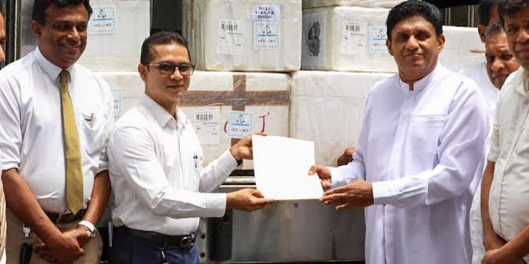 නෑ බෑ කතා අපි ගාව නෑ! මම රටට පොරොන්දුවක් දුන්නා! ඔන්න ඒක ඉෂ්ට කළා! මම හැමදාම ඉන්නේ ජනතාවගෙ පැත්තේ! (VIDEO)