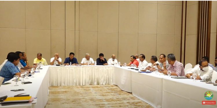 මෙන්න පාර්ලිමේන්තුවේ ලොකු වෙනසක්! එක අරමුණකට විපක්ෂයේ සියලුම නායකවරුන් එක මේසයකට එකතුවෙයි! (VIDEO)