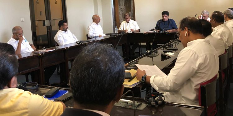 සජිත් සියලු පක්ෂ නායකයොත් එක්ක පාර්ලිමේන්තුවේ තීරණාත්මක සාකච්ජාවක! පොහොට්ටුවෙන් පත්වූ මන්ත්රීවරු කිහිප දෙනකුත් ඇවිත්! (PHOTOS)