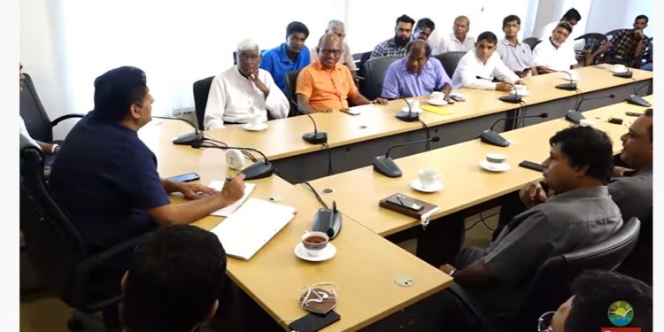 ඇමැති අං තට්ටු වරදාන වරප්‍රසාද ගන්න සාර්ව පාක්ෂික ආණ්ඩුවලට විපක්ෂනායකගෙන් ප්‍රහාරයක්! ලබන සතියෙ ජාතික සභාවක් හදනවා! (VIDEO)
