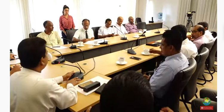 හොරු එක්ක පුලුවන්ද? පනින අය බාරගන්නවාද? සජිත් හමුවෙන්න ආපු පක්ෂවල නියෝජිතයෝ සජිත්ගෙන් ප්‍රශ්න කරයි! මෙන්න දුන්නු උත්තරේ! (VIDEO)