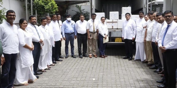 මැයි 19දා පාර්ලිමේන්තුවට දුන් පොරොන්දුවක් ඉටු කරමින් සජිත් මිලියන 15.6ක් වටිනා දුර්ලභ ඖෂධ තොගයක් සෞඛ්ය අමාත්යංශයට බාර දෙයි! (VIDEO & PHOTOS)