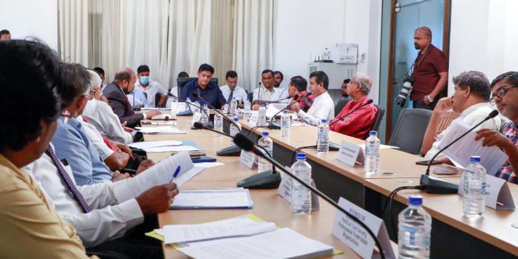 රාජ්‍ය ප්‍රචණ්ඩත්වය රාජ්‍ය ත්‍රස්තවාදය බරපතළ ලෙස රට තුළ ක්‍රියාත්මක වෙනවා! මේ නිසා බලවත් රටවල ලංකාවට එරෙහිව කටයුතු කරන්න සාකච්ජා කෙරෙනවා! එහෙම වුණොත් දුක් විඳින්නේ මිනිස්සු! (VIDEO)