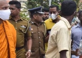 ගෝඨාගෝගම ඉන්නේ කුඩුකාරයෝ-ගංජාකාරයෝ-අයිස් ගහන අය! 71දි 89දි කැරැල්ල මර්දනය කළා වගේ මේකත් මර්දනය කරන්න ඕනේ! ත්‍රස්තවාදීන්ට බුදු ගුණ ගයලා හරියන්නේ නෑ! සලකන්න ඕනේ විදිහක් තියෙනවා! මැයි 9 ගෝඨාගෝගමට ගහන්න ගියා කියපු පුත්තලමේ සනත් නිශාන්ත කාලෙකට පසු එළියට ඇවිත් තවත් ආන්දෝලනාත්මක කතාවක් කරයි! (VIDEO)
