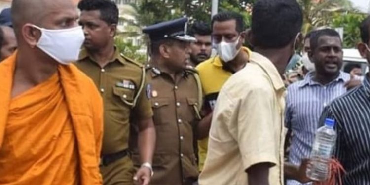 ගෝඨාගෝගම ඉන්නේ කුඩුකාරයෝ-ගංජාකාරයෝ-අයිස් ගහන අය! 71දි 89දි කැරැල්ල මර්දනය කළා වගේ මේකත් මර්දනය කරන්න ඕනේ! ත්රස්තවාදීන්ට බුදු ගුණ ගයලා හරියන්නේ නෑ! සලකන්න ඕනේ විදිහක් තියෙනවා! මැයි 9 ගෝඨාගෝගමට ගහන්න ගියා කියපු පුත්තලමේ සනත් නිශාන්ත කාලෙකට පසු එළියට ඇවිත් තවත් ආන්දෝලනාත්මක කතාවක් කරයි! (VIDEO)