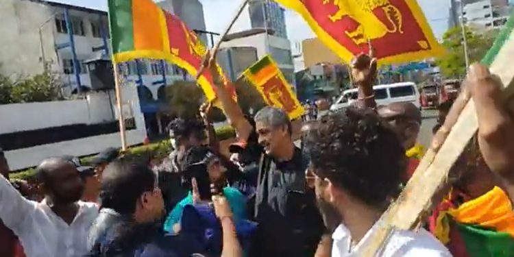 ගෝඨා-රනිල් පල! ෆීල්ඩ් මාෂලුත් අරගලයට එක්වෙයි! (VIDEO)