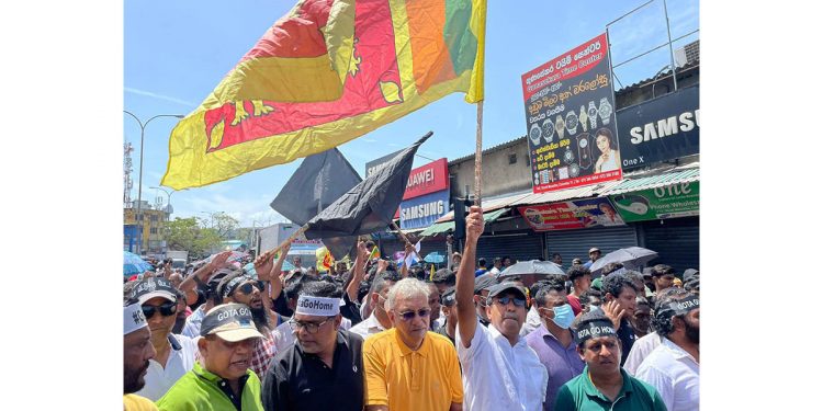සාටකයෝ ඝාතකයෝ..! ගෝඨා-රනිල් අපිට එපා! කොළඹ පෙළපාලි! (VIDEO)