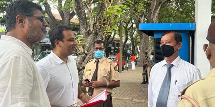 ගාලුමුවදොරට ගැහිල්ල පත්තු වෙයි! එජා කාර්යාලයට සජබෙන් පැමිණිල්ලක් බාර දෙයි!