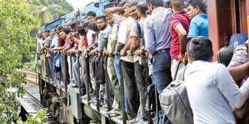 මෙන්න ලංකාවෙ මිනිස්සු කෝච්චියෙන් වැඩට යන එන හැටි! බලාපල්ලා…! (VIDEO)