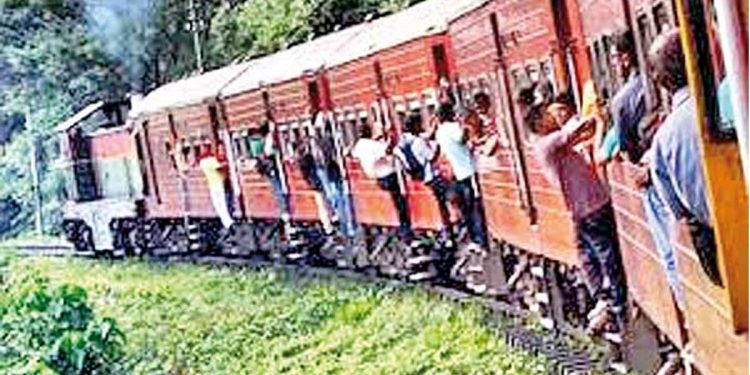 මුලු කෝච්චියටම කවුදෝ මනුස්සයෙක් සල්ලි ගෙවයි! කොළඹ එන්න බෑ කියපු කෝච්චිය ජනතා බලපෑම හමුවේ කොළඹ එන්න පටන් ගනී! (VIDEO)