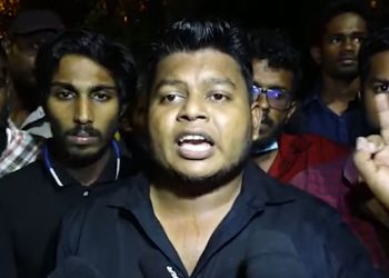 මේක ජනාධිපතිගේ ආරක්ෂාවට දාගත්තු ඇඳිරි නීතියක්! ඒක රෝල් කරලා පස්ස පැත්තේ ගහගන්න! ජනාධිපතිතුමා දැන් බත්තරමුල්ලේ හමුදා කෑම්ප් එකේ හැංගිලා! මේක අන්තිම සටන! අපි මුලු කොළඹම වටලනවා! (VIDEO)