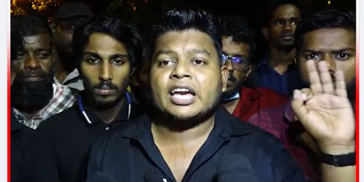 මේක ජනාධිපතිගේ ආරක්ෂාවට දාගත්තු ඇඳිරි නීතියක්! ඒක රෝල් කරලා පස්ස පැත්තේ ගහගන්න! ජනාධිපතිතුමා දැන් බත්තරමුල්ලේ හමුදා කෑම්ප් එකේ හැංගිලා! මේක අන්තිම සටන! අපි මුලු කොළඹම වටලනවා! (VIDEO)
