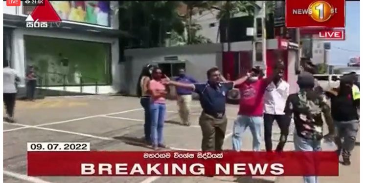 මහරගම විශේෂ සිදුවීමක්! පොලිස් නිලධාරියෙක් ඇවිත් පොලිස් හෙල්මට් එක පොළොවෙ ගසා නිල ඇඳුම පිටින්ම අරගලකරුවන්ට එක්වෙයි! අරගලයට ජයවේවා කියයි! (VIDEO)