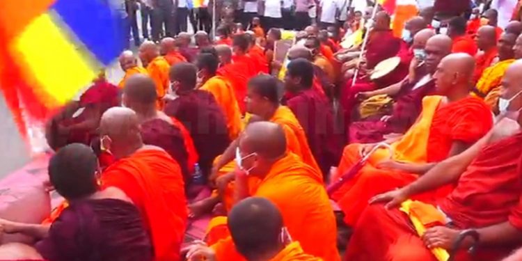 ත්රෛනිකායික මහනාහිමිවරුන් කළ යෝජනා වහා ක්රියාත්මක කරන්න! මහා සඟරුවන පිටකොටුවේ සත්යග්රහයක් ආරම්භ කරයි! (VIDEO)