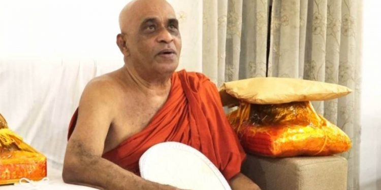 රට බේරාගත්ත නායකයා අහිකුණ්ඨිකයෙක් වගේ තැනින් තැන යනවා! ඇල්ලේ හාමුදුරුවෝ හැඟීම්බරව කතාකරයි!