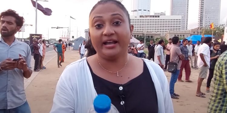 අපි පැන්නුවේ 69 ලක්ෂයක් ඡන්දය දුන්නු පවුලක්! ඉතුරු පුරුක්වලට රජ වෙන්න දෙන්න එපා! හොරා කාපු සල්ලි පුළුවන් නම් අරන් එන්න! අරගල භූමියෙන් පිටවෙමින් දමිතා රනිල්ට අභියෝග කරයි! (VIDEO)