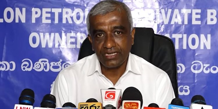 QR කෝඩ් එකෙන් පෝලිම් නැති වුණත් ෂෙඩ් අයිතිකාරයොයි, බවුසර් හිමියොයි නැත්තටම නැතිවුණා! (VIDEO)