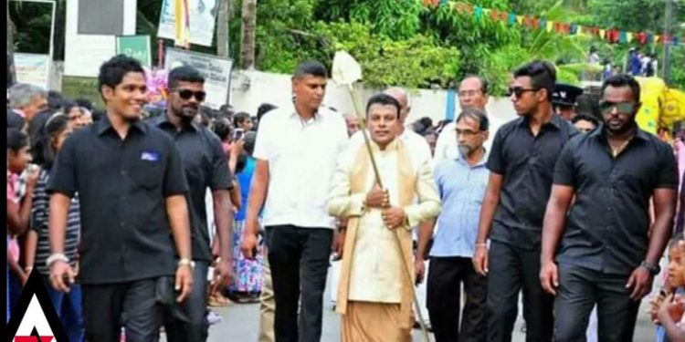 පාසල් සිසුන් අපයෝජනය කළ කපුවා බේරගන්න පොලිස් ලොක්කන් පෝලිමේ ඇවිත්! ලැජ්ජයි! අජිත් රෝහණ පරීක්ෂණයක් අරඹයි!