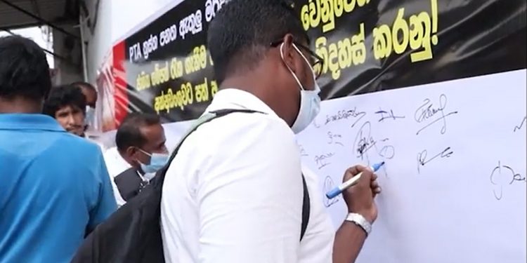 ආණ්ඩුවේ මහා මර්දනයට එරෙහිව ජනතා පෙස්සමක් අස්සන් කිරීම ඇරඹේ! අපි මර්දනය හමුවේ පසුබහින්න අකුලගන්න සූදානම් නෑ! (VIDEO)