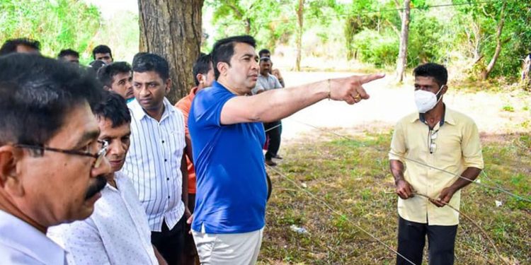 රාජ්‍ය සේවයේ ලක්ෂ 16ක් ඉන්නවා! වැඩක් කරන්නේ ලක්ෂ 6යි! ඉතුරු ලක්ෂ 10ම හරිහමන් වැඩක් කරන්නේ නෑ! වහාම ක්‍රියාමාර්ගයක් ගතයුතු බව ඇමැති රෝෂාන් ආණ්ඩුවට දැනුම් දෙයි!